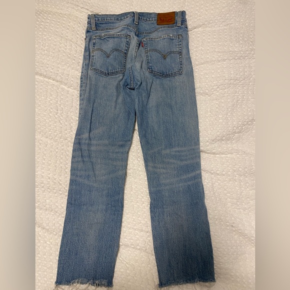 Levi’s wedgie ankle Jean - Picture 2 of 2
